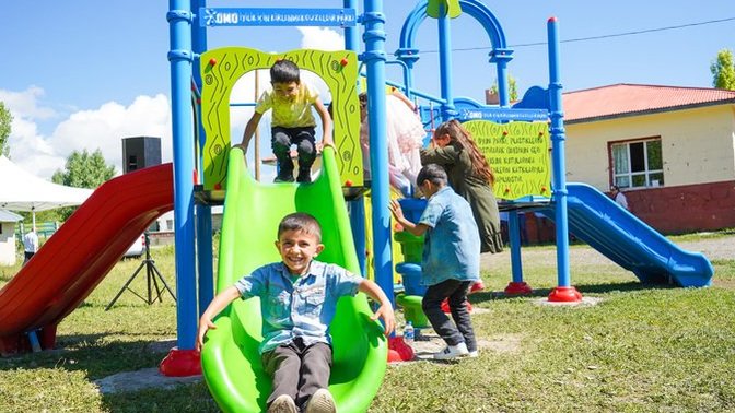 Geri dönüşümün gücüyle Ağrı’da çocuk parkı açılıyor: ‘İyilik için kirlenmek güzeldir’ diyen OMO’ya desteğe hazır mısın?