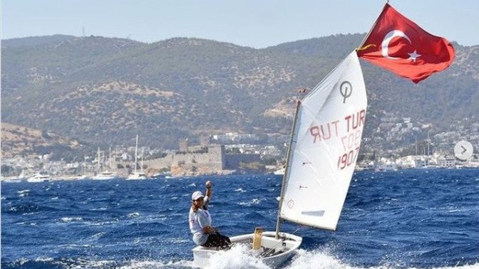Arkas Optimist Dünya Şampiyonası'nda ülkemize ilk altın madalyayı kazandıran Medine Havva Tatlıcan'ın başarısını tebrik edelim mi🤩?