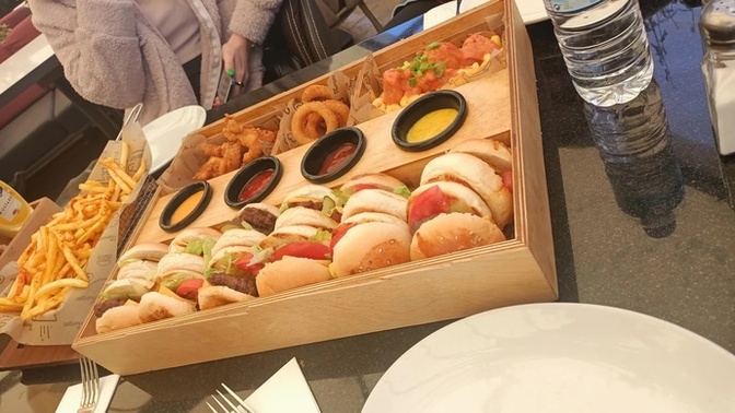 Bugün de diyeti bozduk :( Hamburger denen şeyin varlığıyla ben nasıl kilo verebilirim?