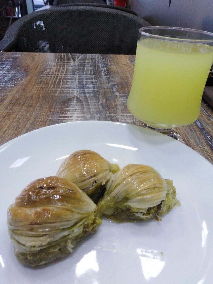 Baklavanın yanına en iyi ne gider?
