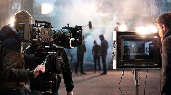 Hangi dizi veya filmin setini canlı görmek isterdin?