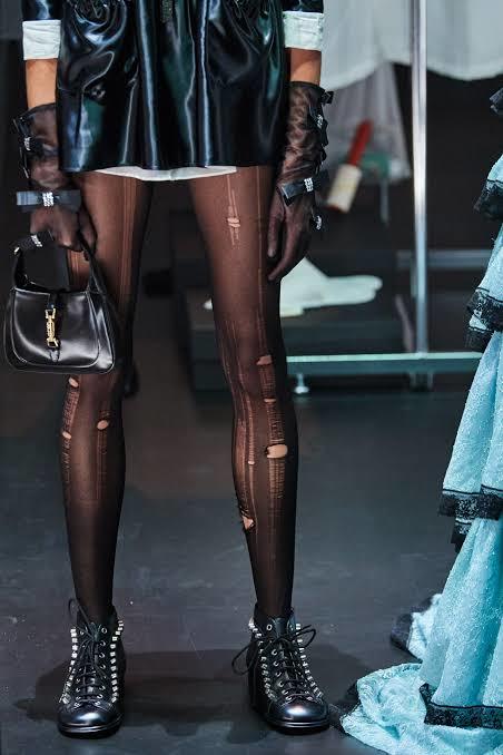 Artık Deforme (yırtık) çoraplar moda mı oluyor?