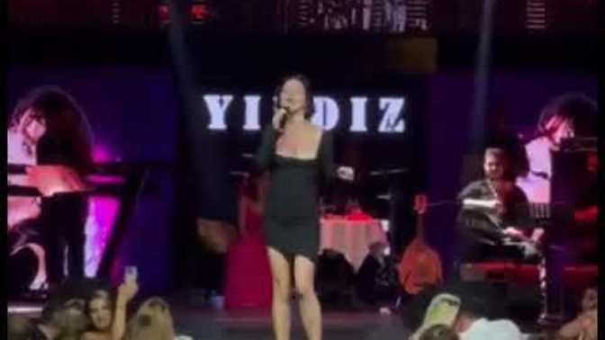 Merve Boluğur, Yıldız Tilbe konserinde sahneye çıktı! Sesini beğendiniz mi?