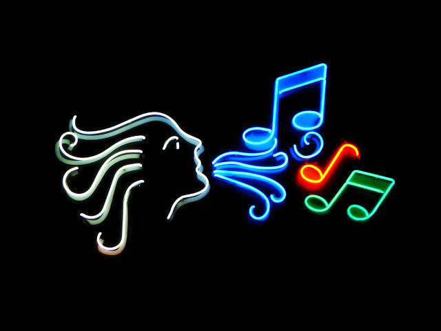 Yüksek sesli müzik dinlerken ne yapmayı seversin?