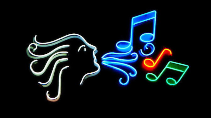 Yüksek sesli müzik dinlerken ne yapmayı seversin?