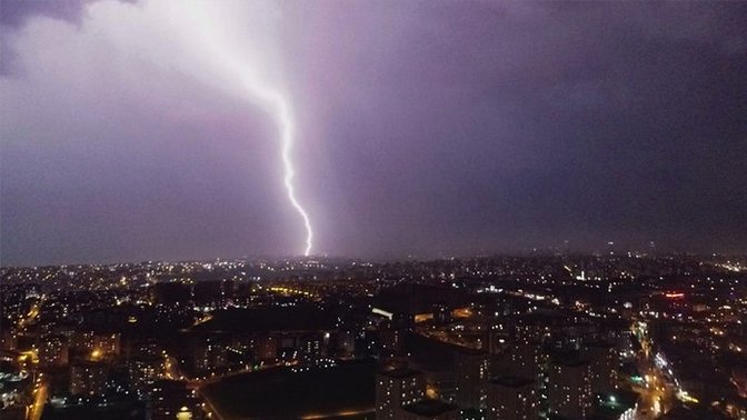 İstanbul'da şimşek fırtınası başladı⚡ Gök gürültülü ve şimşekli havalardan korkar mısınız?