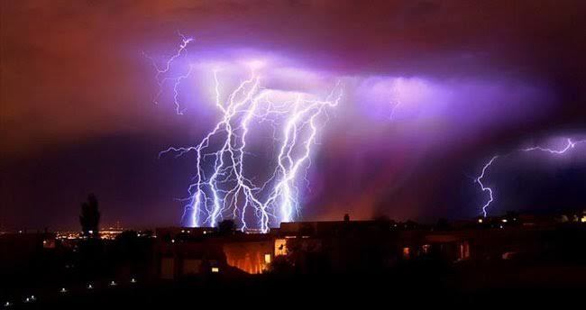Dün gece İstanbulda çakan şimşek sayısı 7.000e ulaştı. Rahat uyuyabildiniz mi?