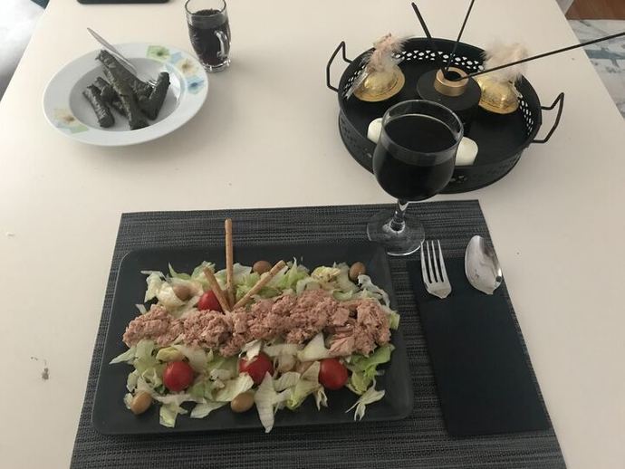 Ablam kendine on numara salata yapmışken, bana 3-4 tane yaprak sarması koymuş. Beni sevmiyor mu?