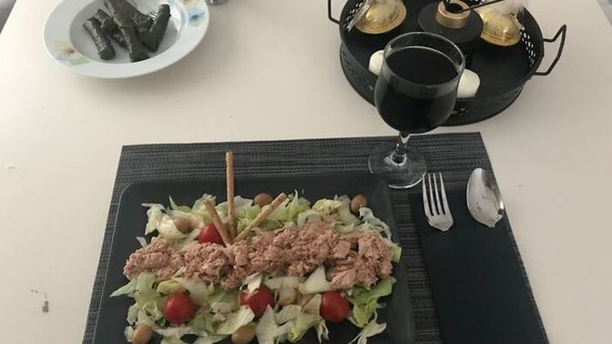Ablam kendine on numara salata yapmışken, bana 3-4 tane yaprak sarması koymuş. Beni sevmiyor mu?