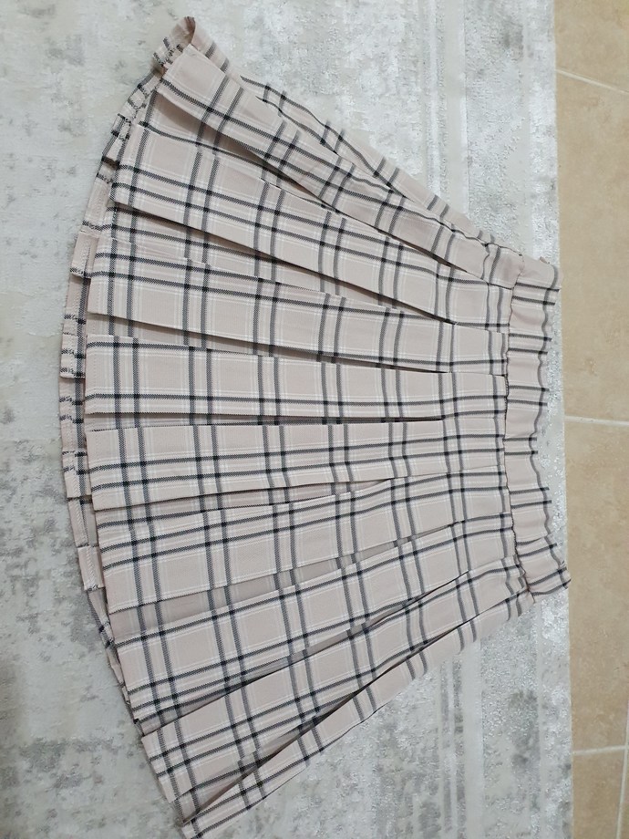 Bu etek güzel mi sizce arkadaşlar üniversitede giyilir mi? 162 boy 50 kiloyum?
