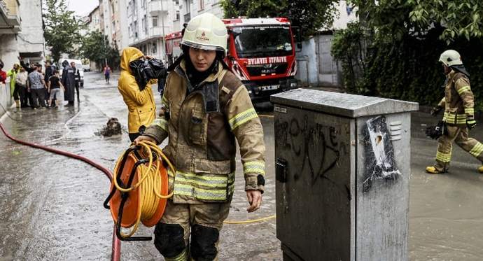 İstanbul şiddetli yağışa teslim: 797 ihbar bildirildi. Sizce altyapı sorunu neden var?