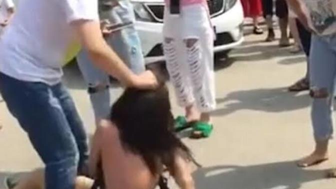 Kocası tarafından aldatılan 'bazı'kadınlar neden hıncını sadece kendi hemcinsinden almaya çalışır?