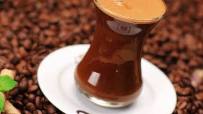 Benim gibi kahveyi çay bardağı ile içen var mı 😂?