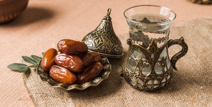 Kiminle hurma yiyip, zemzem suyu içmek istersin?
