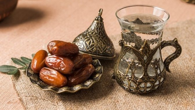 Kiminle hurma yiyip, zemzem suyu içmek istersin?
