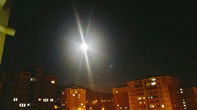 Yan yana olmasak da gözlerimiz gökyüzünde dolunayda buluşsun dediğiniz biri var mı?