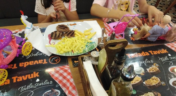 Çocuk menüsünden yemek fakirlik midir?