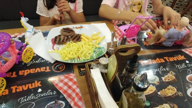 Çocuk menüsünden yemek fakirlik midir?