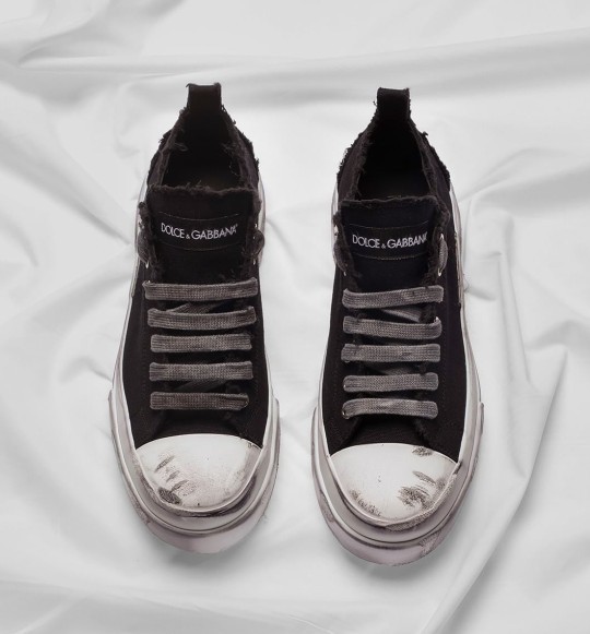 Balenciaga 27 bin Tl ye eski spor ayakkabıları satışa sundu siz bu ayakkabıları satın alır mıydınız?