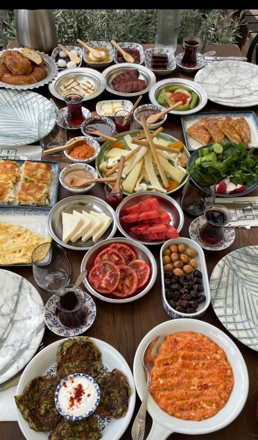 Kahvaltı masasını abartırmısınız?