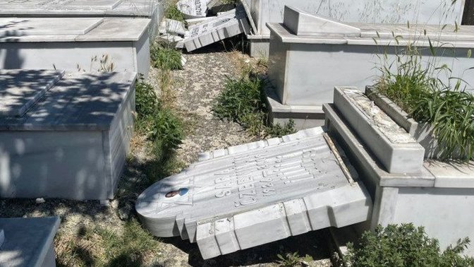 İstanbul Beyoğlu’nda bulunan Yahudilere ait mezar taşları kimliği belirsiz kişiler tarafından tahrip edilmiş düşünceleriniz?