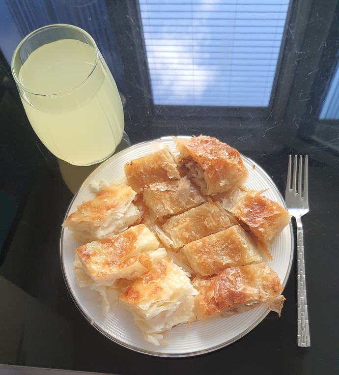 Kahvaltıda su böreği mi, kol böreği mi yersin?