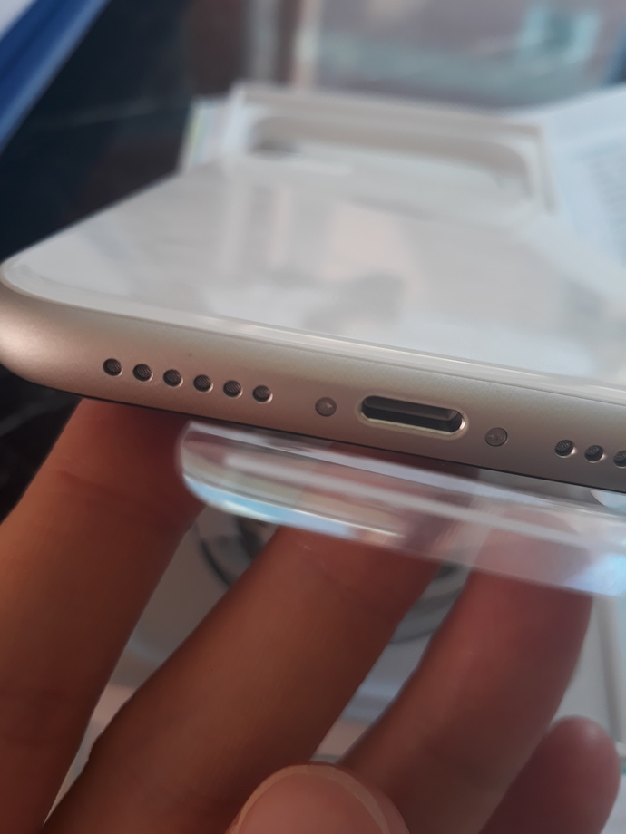 İphone aldım 3. Ses deliğin üstündeki işaret var iade ediyim mi böyle yaşanır mı?