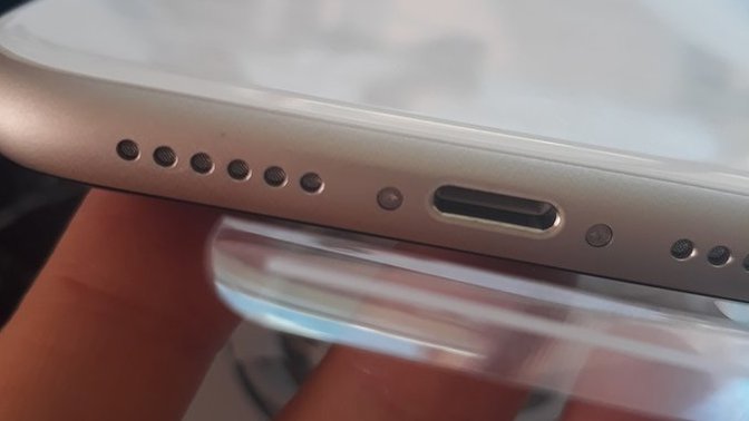İphone aldım 3. Ses deliğin üstündeki işaret var iade ediyim mi böyle yaşanır mı?
