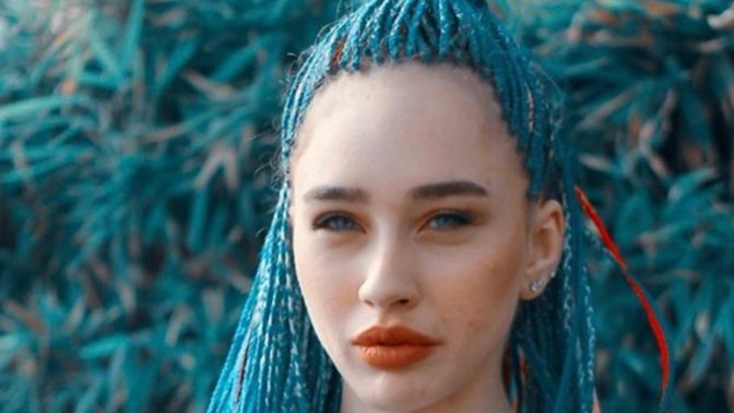 Renkli ek saç kullanılarak yapılan afro örgü güzel duruyor mu?