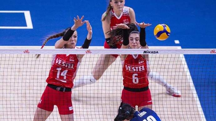 Voleybol yarı final maçında İtalyaya diş geçiremedik! Maçı nasıl değerlendiriyorsunuz?