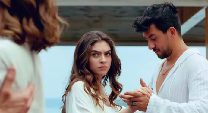 Saçları güzel ve dikkat çekici olan birini kıskanır mısınız?