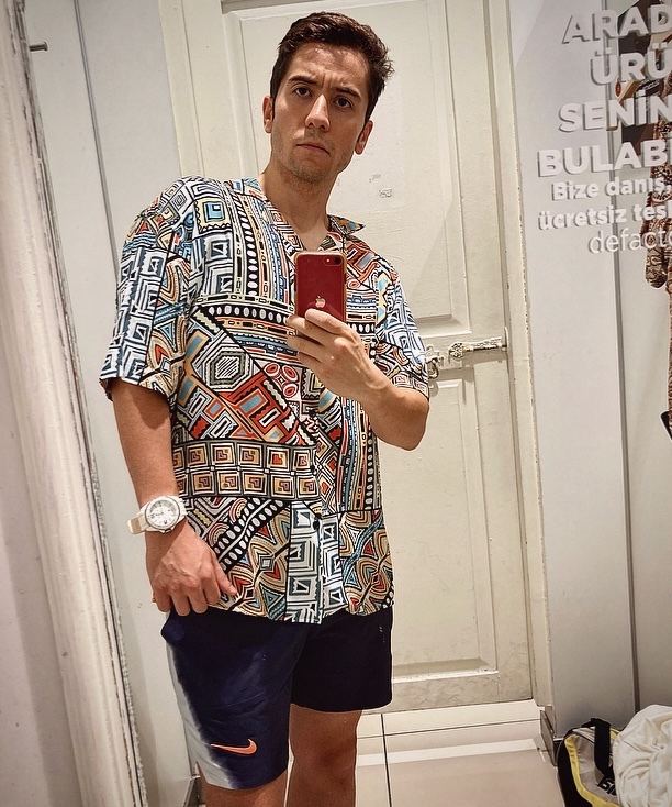Bu kötü adam gömleklerinden hangisi daha iyi?