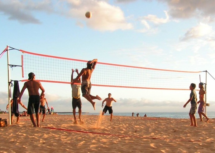 Plaj voleybolunun normal voleyboldan farkı nedir?