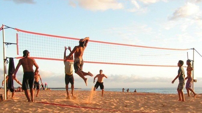 Plaj voleybolunun normal voleyboldan farkı nedir?