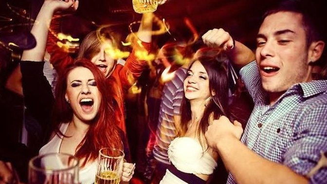 Gece size ‘iyi geceler’ mesajı atıp gezmeye giden sevgilinize ne tepki verirdiniz?