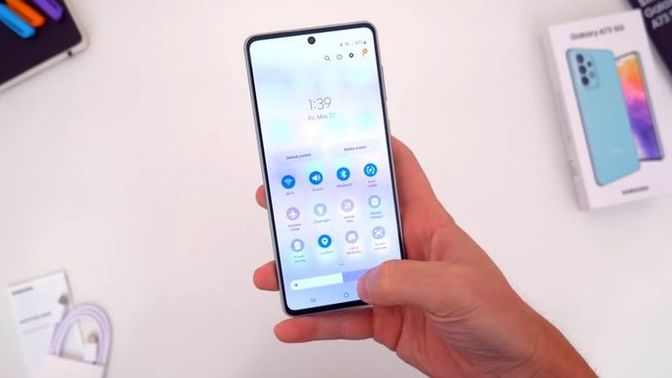 Telefonum kulaklık takılıyken kendi kendine müzik değiştiriyor, nasıl çözerim?