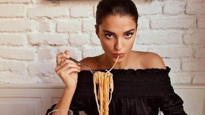 Spagettiyi çatal ve kaşıkla yemek nezihlik mi yoksa varoşluk mu?