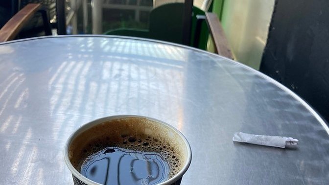 Bir şeyler içerken birisi tanışmak için karşısınıza oturmak istese ne tepki verirsiniz?