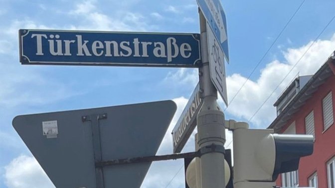 Sizcede en güzel sokak ismi bu degil mi?