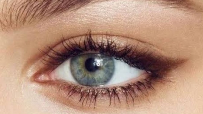 Buğulu eyeliner mi daha keskin eyelinermi güzel sizce?