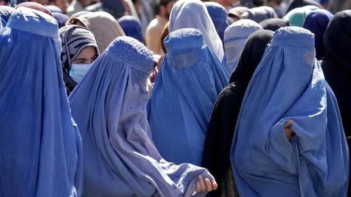 Mavi giysi burka oluyor