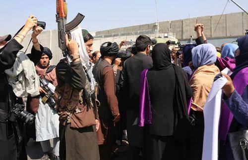 Burka ya da peçe giyen kadınlar nasıl birbirlerini tanıyor bunu bilen var mı detay?