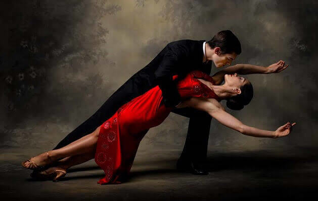 Sevdiğinizle tango yapmak ister miydiniz? Kırmızı aşkına 💃,. 💃?