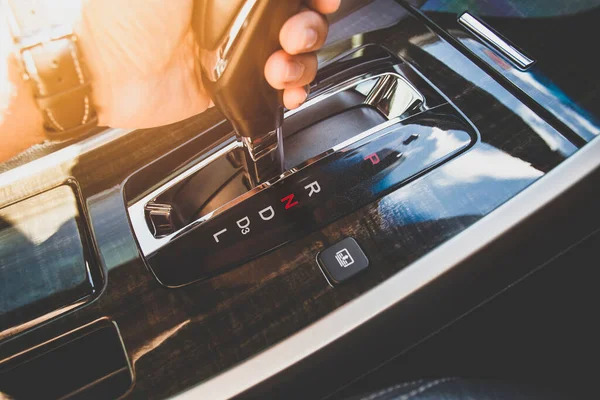 Erkekler otomatik araba sürerken neden ellerini vitesten ayırmazlar?