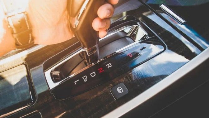 Erkekler otomatik araba sürerken neden ellerini vitesten ayırmazlar?