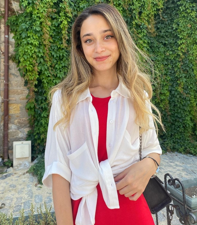 Sizce bu kız güzel mi ya da gözünüze çarpan herhangi bir kusuru var mı?