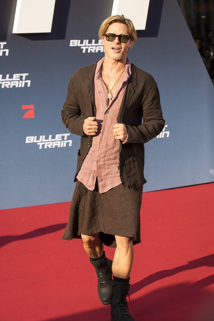 Brad Pitt film galasına etek giyip gitti! Etek giysen sana mı daha çok yakışır yoksa Brad Pitte mi?