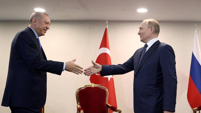 Dünya bu görüntüyü konuşuyor! Erdoğanın Putini bir dakika bekletmesi sizce ne anlam taşıyor?