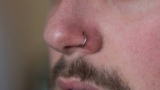 Bu aralar burun piercingini erkeklere çok yakıştırıyorum, sizce de çok iyi durmuyor mu?