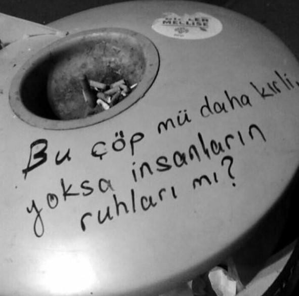 Bu çöp mü daha kirli yoksa insanların ruhları mı?